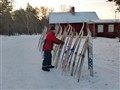 Kjula-Lasse ställer upp skidorna.JPG